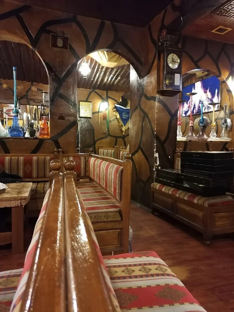 Otantik iç mekan — taş duvar ve nargile rafları