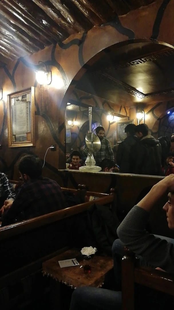 Kalabalık mekan — nargile ve sohbet
