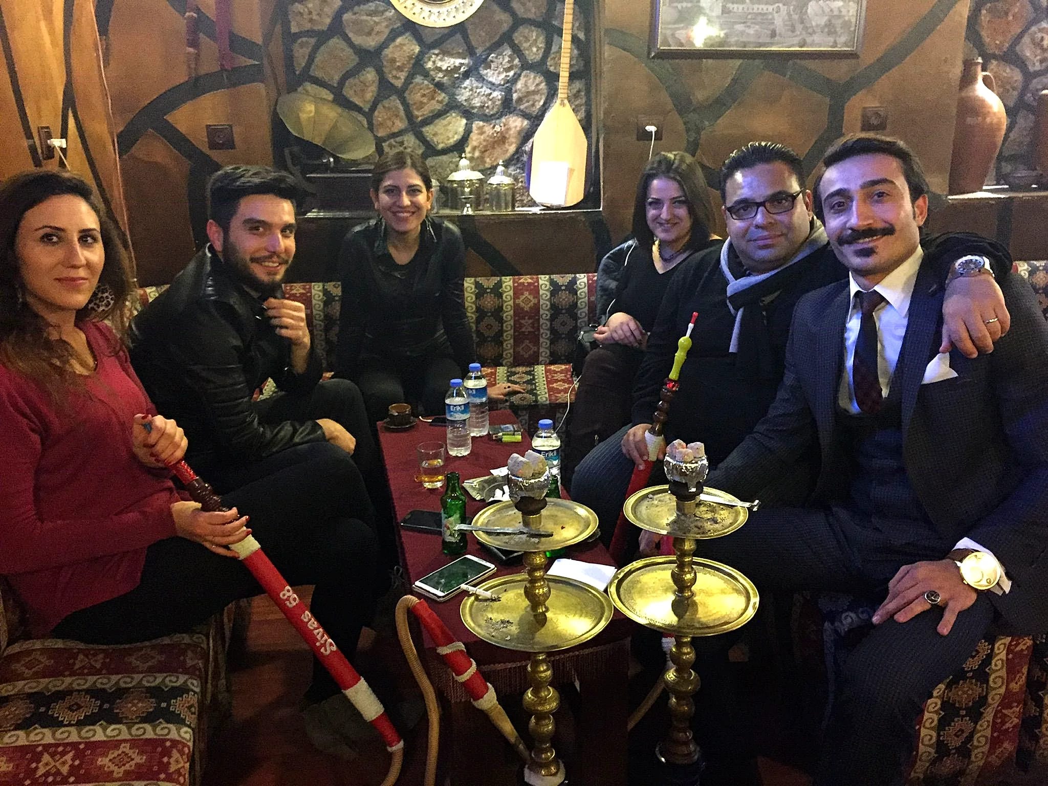 Canlı ve samimi sokak atmosferinde çay keyfi